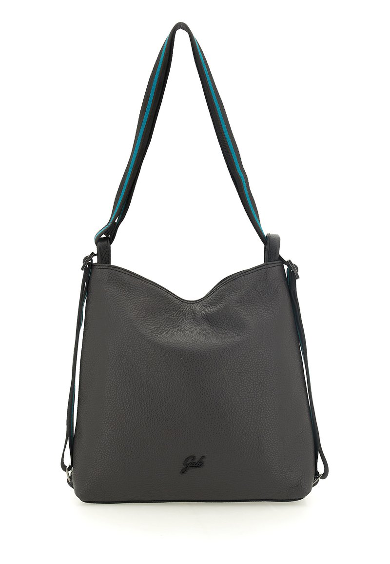 Borsa a tracolla in pelle grigia con finitura testurizzata, apertura curva e tracolla bicolore con strisce turchesi e nere.