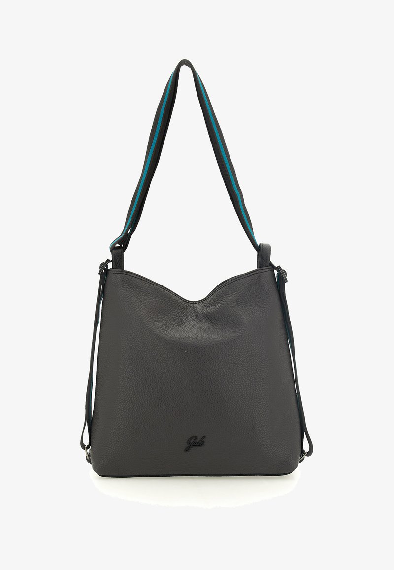 Borsa a tracolla in pelle grigia con finitura testurizzata, apertura curva e tracolla bicolore con strisce turchesi e nere.