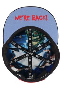 Die Kappe hat einen hellblauen Innenrand und rot gestickten "WIR SIND ZURÜCK!"-Schriftzug. Innen befindet sich ein farbenfrohes Grafikdesign und ein schwarzes Schweißband.