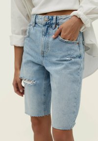 Stradivarius Shorts vaqueros - light-blue denim
