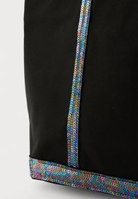 Borsa di tessuto nera con paillettes multicolori lucide sui lati e sul fondo, creando un bordo e una texture a contrasto.