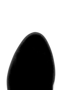 Zwarte schoen met een ronde neus, gladde textuur en een rubberen zool met een patroon in de loop. Eenvoudig ontwerp, gericht op functionaliteit.