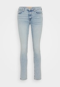 Jeans de mezclilla azul claro con un corte ajustado, diseño de cinco bolsillos y un ligero desgaste, que presentan un cierre de botón clásico y trabillas para el cinturón.