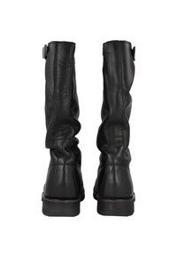 Czarne skórzane kozaki za kolano o luźnym kroju, z klamrą na zewnątrz i fakturowaną powierzchnią. Płaskie podeszwy.