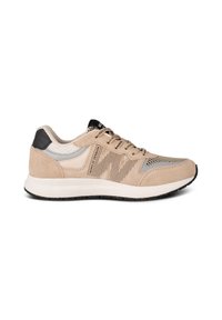 Chaussure de sport beige avec une tige en mesh, des superpositions en daim, des accents argentés, un capuchon de talon noir, et une semelle intermédiaire blanche avec une semelle extérieure en caoutchouc texturé.