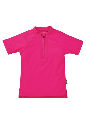 Kurzärmliger, leuchtend pinker Rashguard mit hohem Kragen und halbem Reißverschluss. Glattes, dehnbares Material mit flachen Nähten und einem Etikett an der Seite.