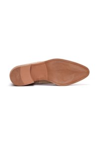 Suola di scarpa in camoscio marrone con una suola in pelle liscia marrone chiaro, caratterizzata da una punta affusolata e dettagli di cucitura minimi.