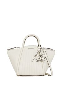 Sac à main en cuir blanc avec un design structuré, une texture rainurée, des poignées doubles et une bandoulière amovible. Présente un détail en logo argenté.