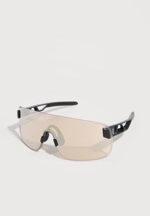 Lunettes de soleil de sport élégantes avec un grand écran teinté et des branches noires angulaires, équipées de plaquettes de nez réglables pour le confort.