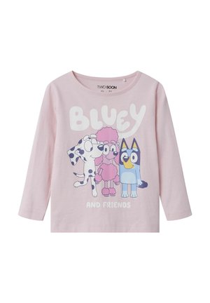 Cămașă roz deschis cu mânecă lungă cu desene animate cu câinii Bluey, Pinky Poodle și Spot, cu textul „BLUEY AND FRIENDS” pe față.
