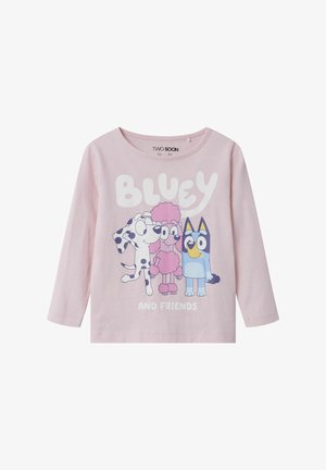 Chemise rose pâle à manches longues avec les chiens dessinés animés Bluey, Pinky Poodle et Spot, avec le texte « BLUEY ET SES AMIS » à l'avant.