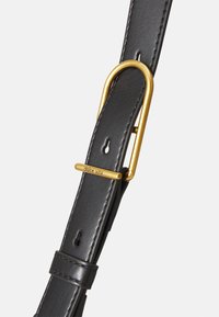 Schwarzer Leder Gürtel mit einer goldenen Metall-O-Ring und Riegel-Hardware, verstellbarer Länge und mehreren Löchern zum Befestigen.