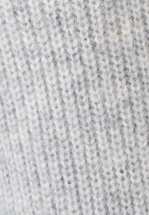 Tela de punto gris claro con un acabado suave y texturizado. Presenta un patrón acanalado y variaciones sutiles en el grosor del hilo.