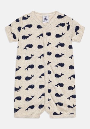 Rövid ujjú, bézs színű overál, tengeri kékkel mintázott bálnával. V-nyakú, és gombok kal szerelt elöl, amely megkönnyíti az öltözködést.