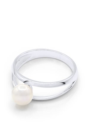 Bague en argent avec une perle blanche ronde unique montée sur un design de bande fendue sur fond blanc.