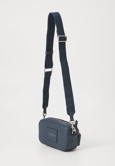 Geantă crossbody de culoare bleumarin, din piele texturată, cu formă rectangulară, fermoar argintiu și curea din material ajustabil cu model de logo.