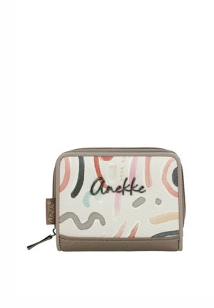 Cartera compacta con cierre de cremallera alrededor, con patrones abstractos de pinceladas en tonos pastel, ribete topo y logo metálico "Anekke" en el frente.