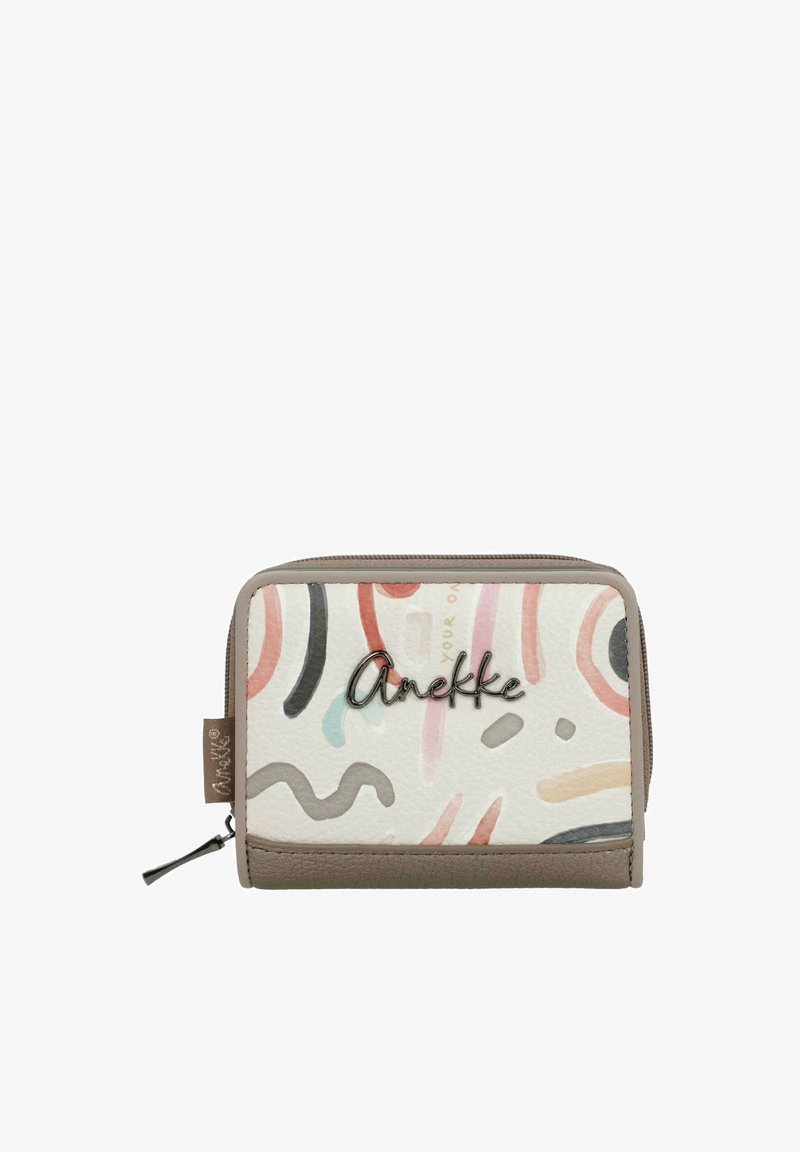 Cartera compacta con cierre de cremallera alrededor, con patrones abstractos de pinceladas en tonos pastel, ribete topo y logo metálico "Anekke" en el frente.