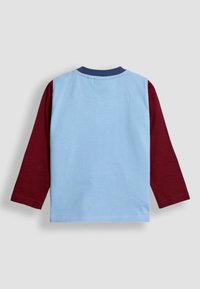 Camiseta de manga larga con cuerpo azul claro y mangas burdeos, confeccionada en suave algodón con un diseño liso y un escote azul marino.