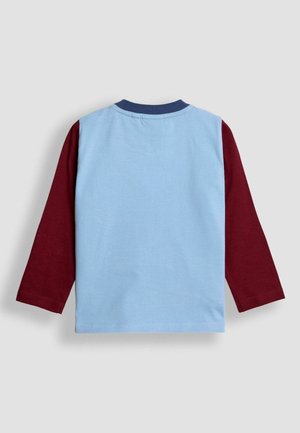 Dlhý rukáv tričko s telom svetlo modrej farby a vínovými rukávmi, vyrobené z mäkkej bavlny s jednoliatym dizajnom a námorníckym výstrihom.