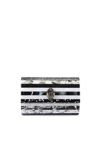 Clutch rigido a strisce bianche e nere con una chiusura a forma di conchiglia, caratterizzato da una finitura lucida e texture varie in sezioni alternate.