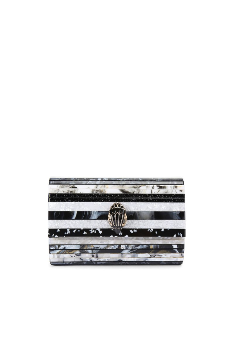 Clutch rigido a strisce bianche e nere con una chiusura a forma di conchiglia, caratterizzato da una finitura lucida e texture varie in sezioni alternate.