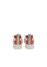 Bunte Sneaker in Weiß, Orange und Pink. Sie verfügen über eine strukturierte Gummisohle und kontrastierende Schnürsenkel, mit dekorativen Akzenten an der Ferse.