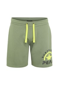 Grüne Shorts aus einem glatten Stoff. Mit gelben Kordelzügen und schwarzer Markenbeschriftung mit einem Stern-Logo auf der linken Seite.