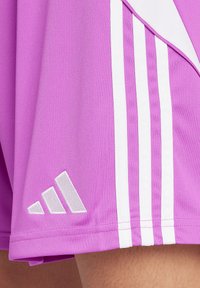 Paarse sportshorts van lichtgewicht stof, met een witte drie-strips ontwerp en een witte logo-accent bij de zoom.