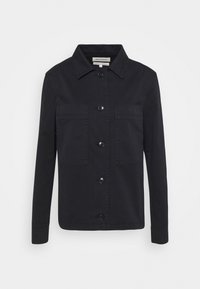 Zwarte blousejack met lange mouwen en knopen, voorzien van twee vo pockets en een klassieke kraag, weergegeven op een witte achtergrond.