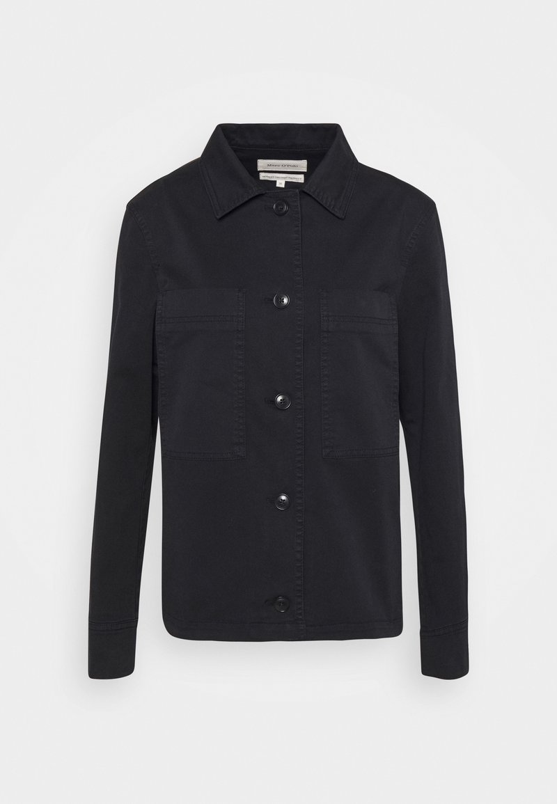 Zwarte blousejack met lange mouwen en knopen, voorzien van twee vo pockets en een klassieke kraag, weergegeven op een witte achtergrond.