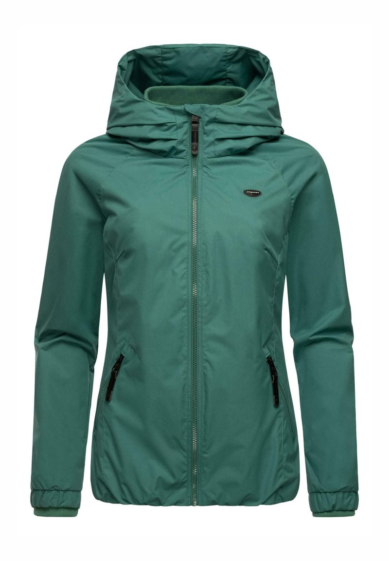 Giacca verde con cappuccio realizzata in tessuto liscio. Presenta una zip frontale, due tasche laterali con zip e polsini elastici. Design minimalista.