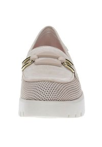 Scarpa beige chiaro con tomaia in rete testurizzata, dettagli lisci e accessori in oro. Suola bianca spessa con design a punta arrotondata.