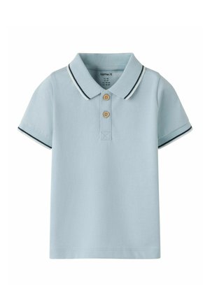 Jasnoniebieska koszulka polo z krótkim rękawem, z dwoma drewnianymi guzikami oraz granatowo-białym wykończeniem na kołnierzu i krawędziach rękawów, rozmiar dziecięcy.