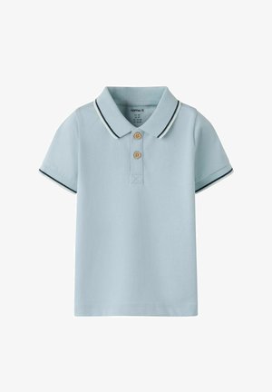 Polo à manches courtes bleu clair avec deux boutons en bois et bordure bleu marine et blanche sur le col et les manches, taille enfant.