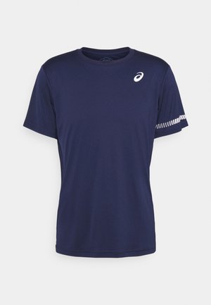 Marineblauw sport-T-shirt met korte mouwen en een wit Asics-logo op de linkerborst en een gestreept detail op de rechtermouw.