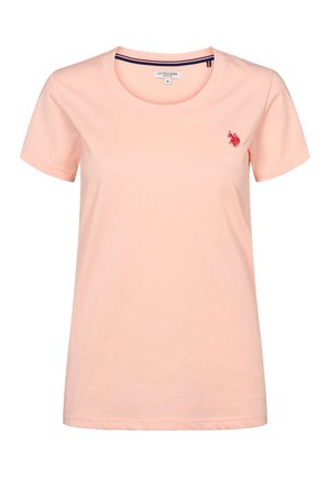 Lyserosa T-skjorte i bomull med rund hals, korte ermer og en liten rød brodert logo på venstre bryst. Jevn tekstur.