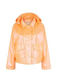 Giacca arancione, lucida, con cappuccio e due tasche frontali, maniche elastiche e cordino sul cappuccio. Il materiale sembra leggero e liscio.