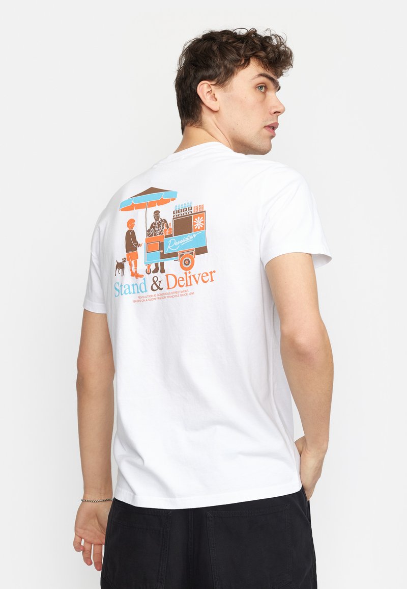 Witte katoenen t-shirt met een kleurraf grafisch ontwerp op de achterkant, waarop een voedselkar, mensen en de zin "Stand & Deliver" te zien zijn.