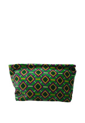 Pochette rectangulaire en tissu avec motif géométrique losange vert, violet et jaune, présentant de légers plis et une fermeture éclair sur le dessus.