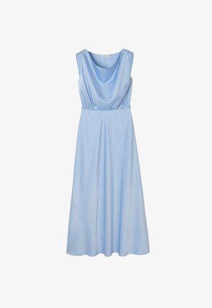 Rochie fără mâneci de culoare albastru deschis, cu un decolteu drapat, talie strânsă și fustă fluidă, realizată dintr-un material neted cu o textură subtilă.