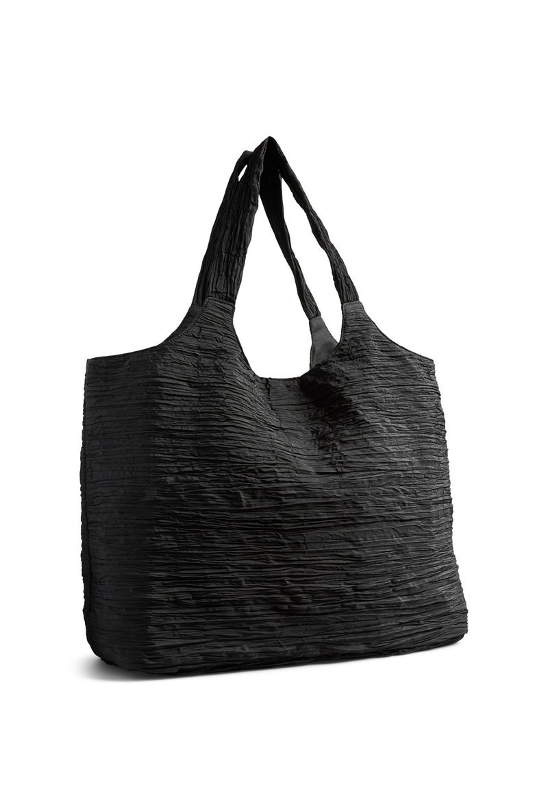 Sac fourre-tout texturé noir avec de larges doubles poignées, structure souple et surface du tissu légèrement froissée.