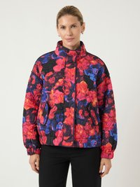 Gėlėta raštuota striukė ryškiai raudonos, mėlynos ir juodos spalvų. Turi aukštą apykaklę, dvi priekinės kišenes ir elastingus rankogalius.