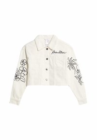 Chaqueta de mezclilla recortada en blanco roto con bordado floral negro en las mangas, cierres de botón y dos bolsillos en el pecho.