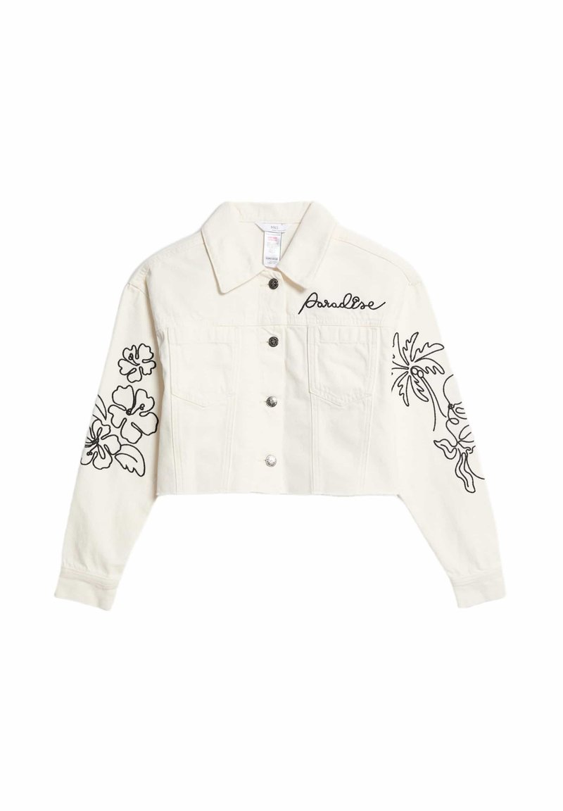 Chaqueta de mezclilla recortada en blanco roto con bordado floral negro en las mangas, cierres de botón y dos bolsillos en el pecho.