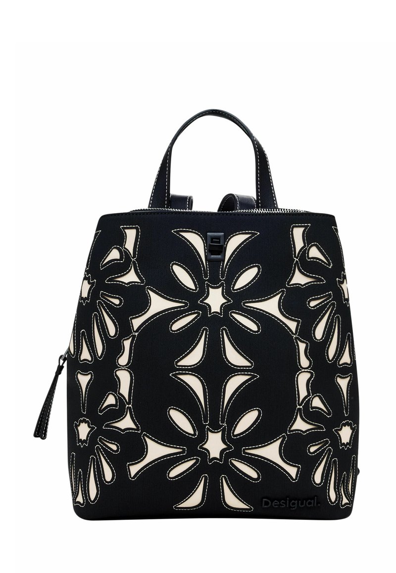 Schwarze Stoffhandtasche mit cremefarbenen, floralem Durchbruchmuster, strukturierte Oberfläche, zwei Henkel und Reißverschluss. Logo an der Basis.