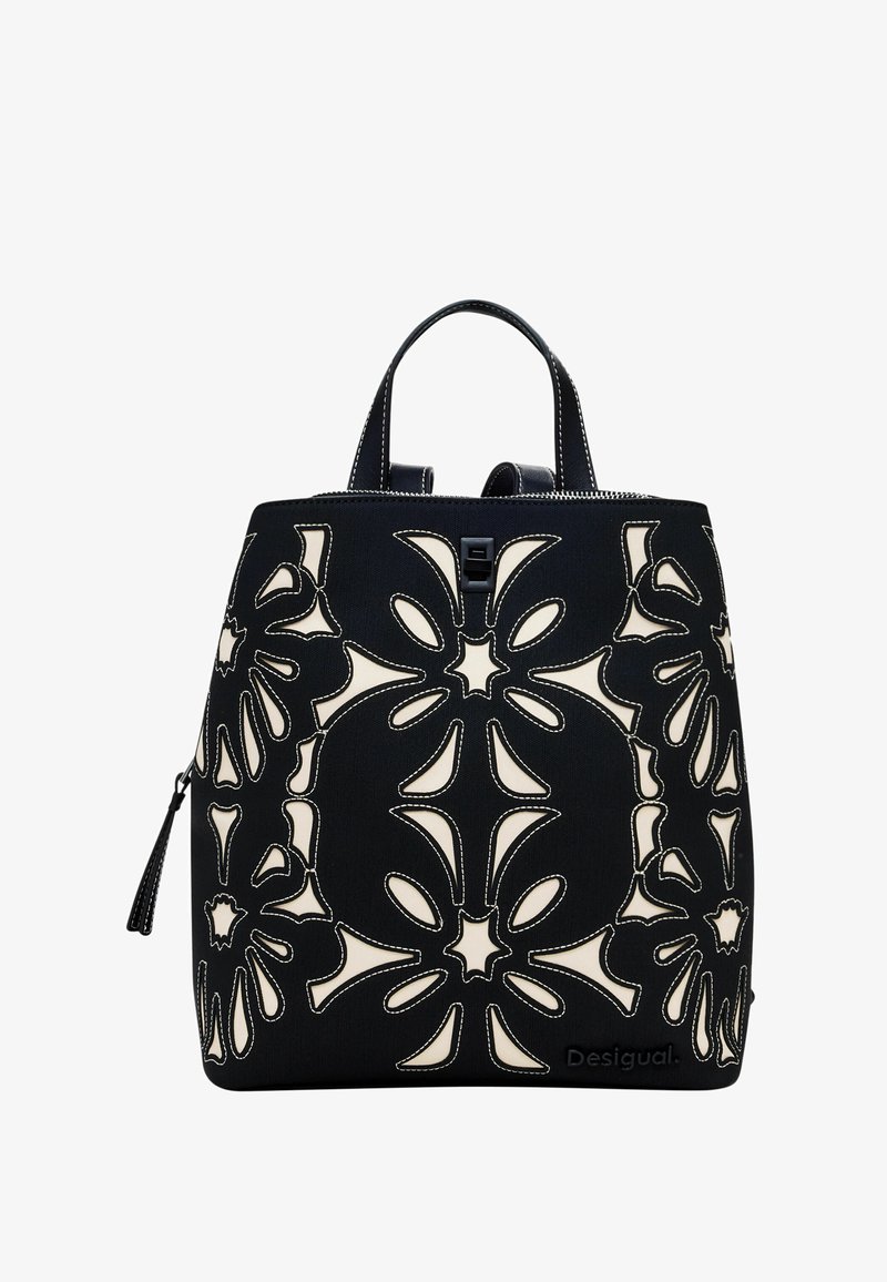 Schwarze Stoffhandtasche mit cremefarbenen, floralem Durchbruchmuster, strukturierte Oberfläche, zwei Henkel und Reißverschluss. Logo an der Basis.