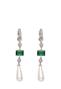 Visící náušnice obsahují obdélníkový zelený kámen obklopený malými čirými kamínky, pod nímž se nachází bílá kapková perla. Stříbrné kovové akcenty.