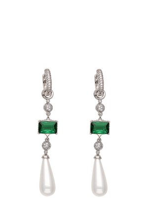 A lógó fülbevalókban egy téglalap alakú zöld kő található, apró, átlátszó kövekkel körülvéve, alatta pedig egy fehér, csepp alakú gyöngy helyezkedik el. Ezüst fém díszítések.