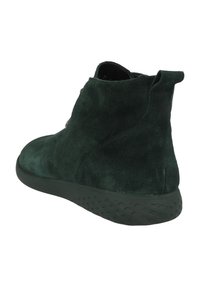 Stivaletti alla caviglia in suede verde con finitura texture, punta arrotondata e suola in gomma. Presentano una linguetta sul retro per una facile calzata.